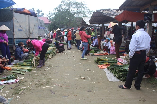 15-25-27_cho_phien_ben_ln_ngy_gip_tet_thu_hut_dong_do_nguoi_dn_den_mu_sm