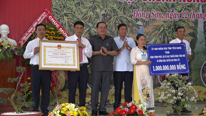 15-06-37_ong_le_vn_nghi_pho_chu_tich_ubnd_tinh_tro_bng_cong_nhn_v_cong_trinh_phuc_loi_tri_gi_1_ty_dong_cho_x_dong_son