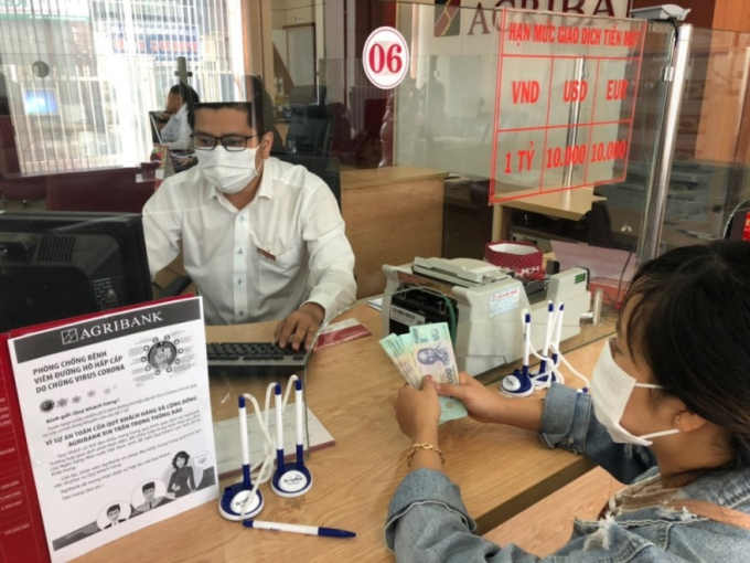 Agribank đang làm tất cả những gì có thể để chia sẻ cùng khách hàng vượt qua khó khăn do ảnh hưởng dịch Covid-19. Ảnh: Duy Cử.