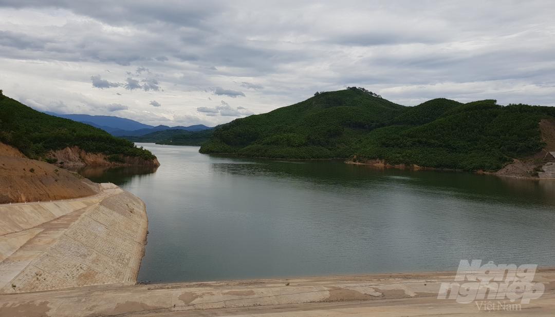 Nguyên nhân khiến nước đập dâng chuyển màu đỏ đục được xác định do lòng hồ Ngàn Trươi có thành phần sắt sa khoáng và xác thực vật đang phân hủy. Ảnh: Thanh Nga.
