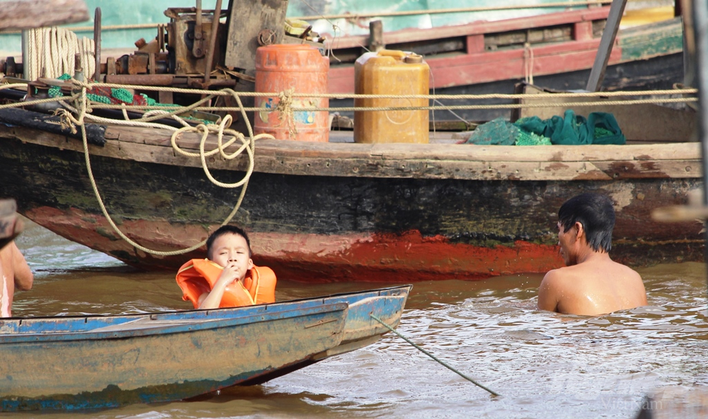img_1117-082053_566.jpg Nước sông La vẩn đục, ô nhiễm bấy nhiêu. Ảnh: Thanh Nga.
