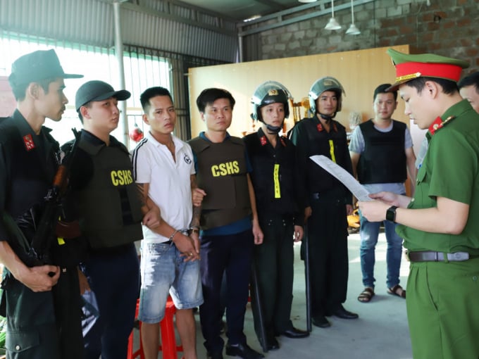 113680539_188462989296100_5149563563983528629_o-195929_451.jpg Cơ quan điều tra đọc lệnh bắt đối tượng cầm đầu Trần Đại Nghĩa (áo trắng). Ảnh: Công an HT.