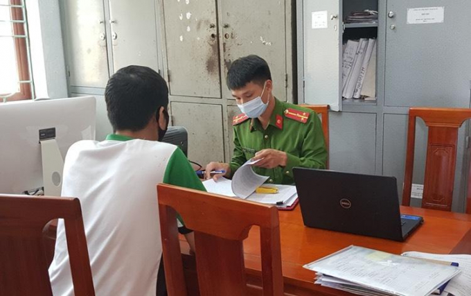 z2026893714193_650e48dfeb2acab7507fe62942f72b2f-183139_841.jpg Anh S làm việc tại công an thị trấn Thạch Hà. Ảnh: Gia Hưng.