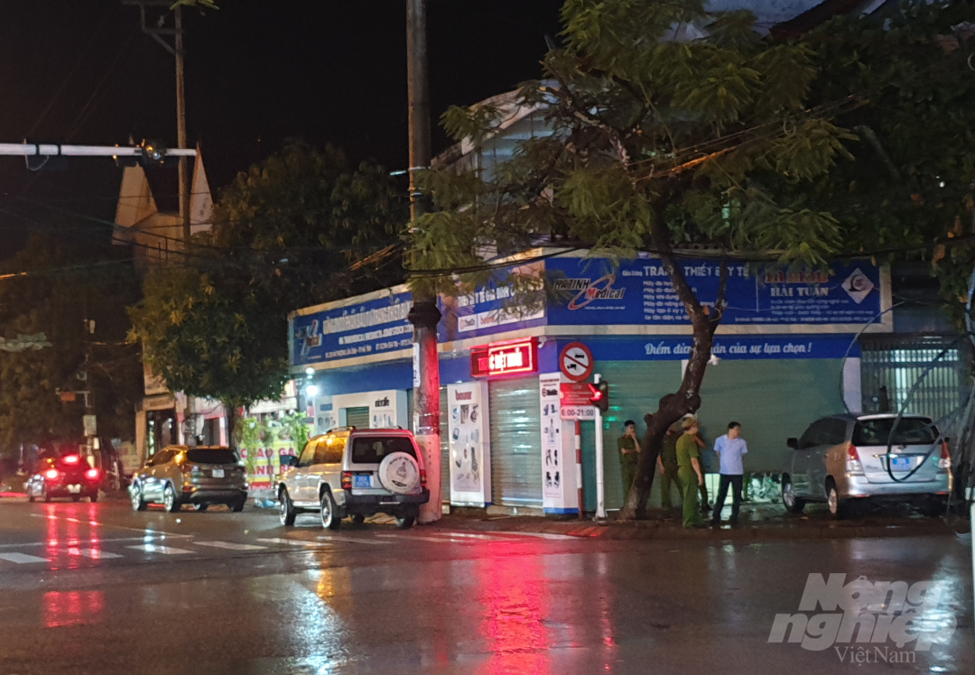 Cơ quan chức năng khám xét trụ sở Công ty TTBYT Hà Tĩnh vào tối 18/9. Ảnh: Thanh Nga.