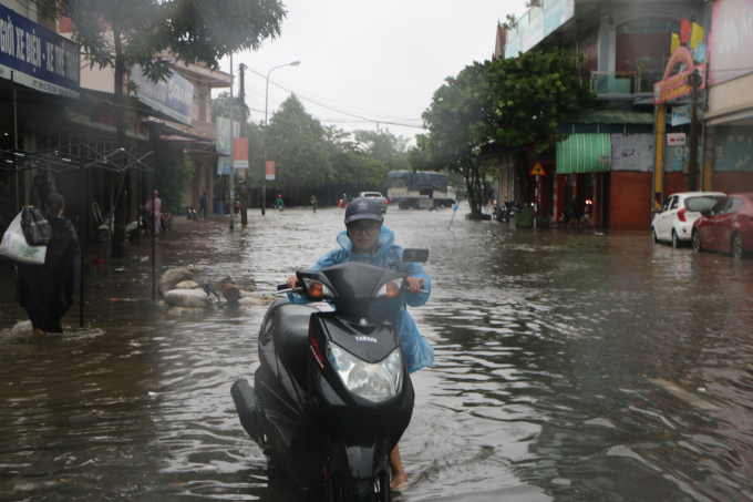 Nước ngập sâu nhiều tuyến đường khiến người dân khổ sở tìm đường về nhà. Ảnh: Gia Hưng.