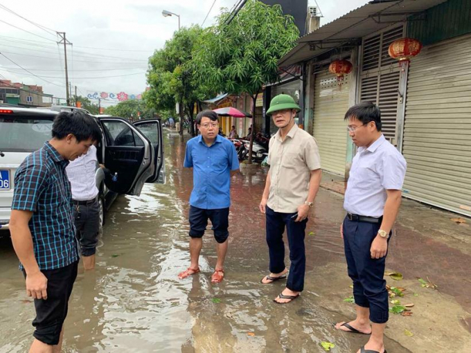 Chiều cùng ngày, ông Dương Tất Thắng(áo xanh) - Bí thư Thành ủy Hà Tĩnh cùng lãnh đạo thành phố đã đi chỉ đạo công tác tiêu thoát nước tại các khu vực ngập úng trọng điểm. Ảnh: Gia Hưng.