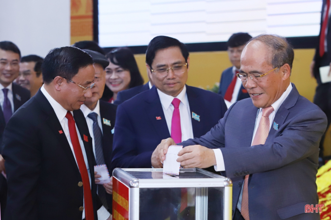 106d4120929t85775l0-165855_815.jpg Các đồng chí lãnh đạo, nguyên lãnh đạo Đảng, Nhà nước, tỉnh Hà Tĩnh quyên góp ủng hộ đồng bào miền Trung khắc phục hậu quả lũ lụt. Ảnh: BHT.