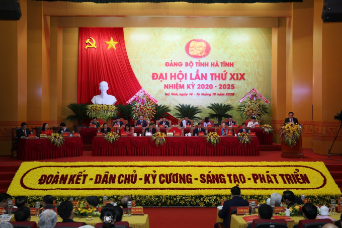 Khai mạc trọng thể Đại hội Đại biểu Đảng bộ tỉnh Hà Tĩnh lần thứ XIX. Ảnh: Gia Hưng.