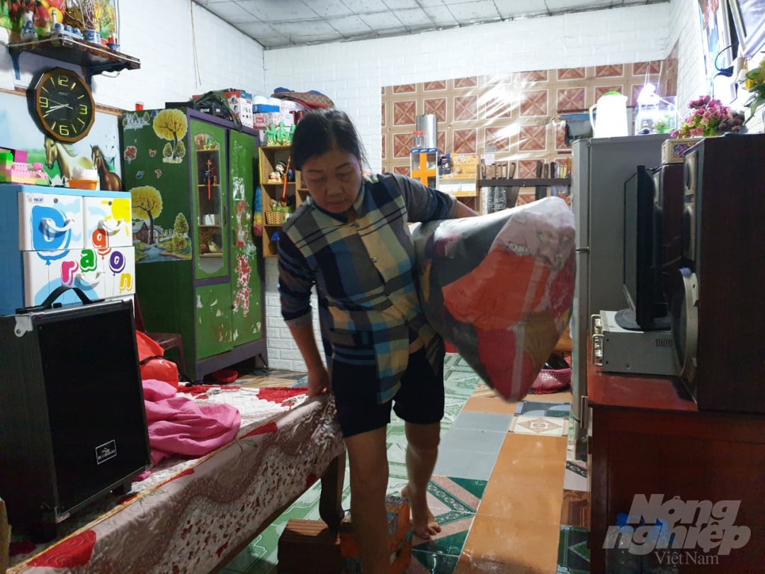 Gia đình chị Kim Anh lại nháo nhào di dời đồ đạc chạy lũ lần 2. Ảnh: Gia Hưng.