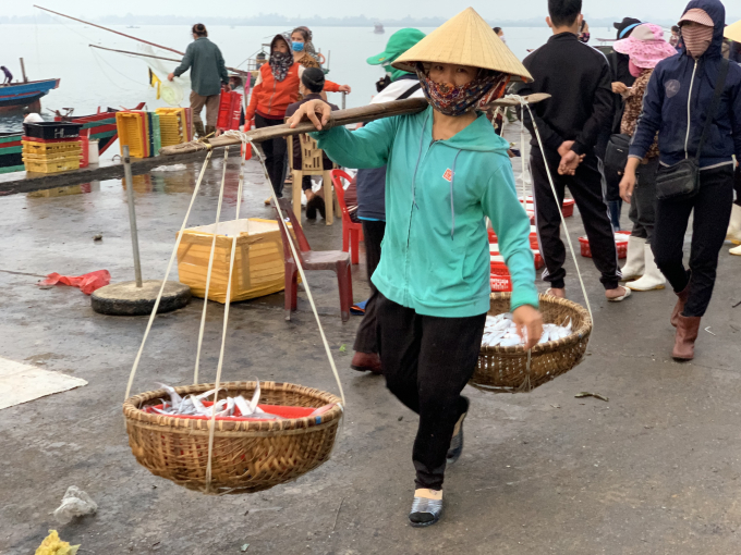 2-105748_807.jpg Thủy sản sau khai thác được chủ tàu nhập cho các thương lái, sau đó phân loại ngay tại cảng cá Cửa Sót để chuyển về các chợ đầu mối trên địa bàn tỉnh Hà Tĩnh...