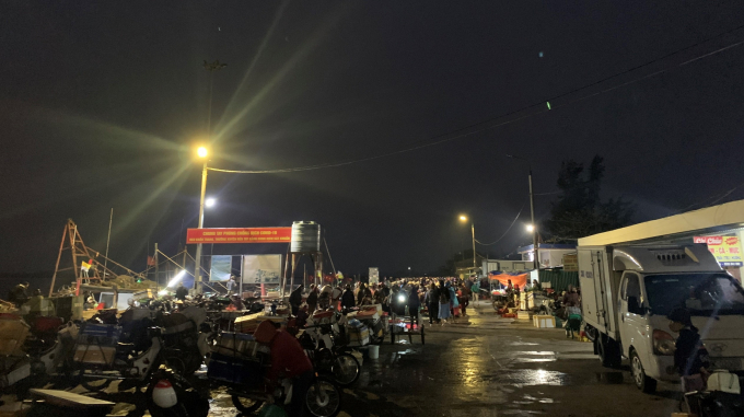 anh-chuan-105804_987.jpg 5h sáng, hàng chục tàu thuyền đem 'lộc biển' cập cảng Cửa Sót, xã Thạch Kim, huyện Lộc Hà.