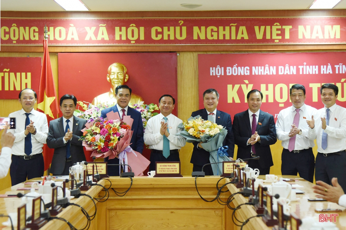 105d5172506t74996l0-183914_73.jpg Lãnh đạo tỉnh Hà Tĩnh tặng hoa chúc mừng ông Trần Tiến Hưng và ông Võ Trọng Hải. Ảnh: Báo Hà Tĩnh.