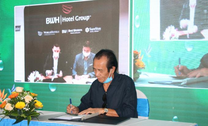 Ông Nguyễn Ngọc Mỹ, Chủ tịch HĐQT Tập đoàn Vabis và đại diện Best Western International ký kết hợp tác. Ảnh: Gia Hưng.