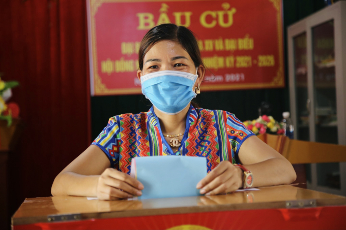 z2507953563837_4e0c66fdfd67ad9adcc7ea01204ccc1d-153549_664.jpg Tính đến 15h ngày 23/5, toàn tỉnh Hà Tĩnh có 437/1.445 khu vực bỏ phiếu có tỷ lệ cử tri tham gia bỏ phiếu đạt 100%. Ảnh: Gia Hưng.