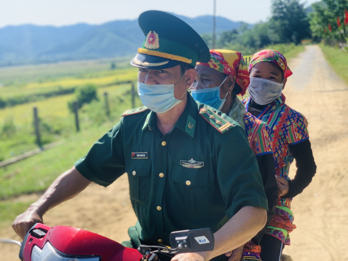 z2507953596111_020e6129915107a76d71a2ebd3ac94d4-153553_71.jpg Trung tá Dương Thanh Tịnh không quản thời tiết nắng nóng gay gắt đến từng nhà gõ cửa, chở cử tri dân tộc Chứt đến điểm bầu cử. Ảnh: Gia Hưng.