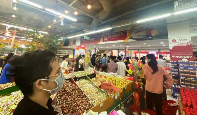 z2539706803352_db2cddd12082dffd3f8f94c89047cd36-115433_511.jpg Các siêu thị như Co.opmart, Vinmart cũng chật kín người, tiềm ẩn nguy cơ lây lan dịch bệnh.