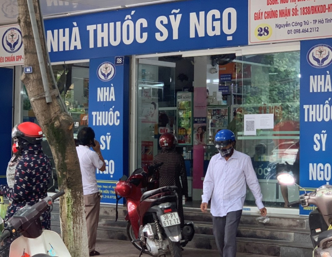 z2539759491448_128b999c15e30620f40bec047b4219aa-115434_253.jpg Không chỉ lương thực, thực phẩm, người dân TP còn đổ xô đi mua các loại thuốc chữa bệnh thông thường về tích trữ.