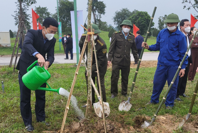 20211128_100857-101955_727.jpg Ông Nguyễn Trọng Hiếu (bên trái), Chủ tịch UBND TP cho biết, kế hoạch trồng 100 ngàn cây xanh đô thị nhằm hưởng ứng Chương trình trồng 1 tỷ cây xanh của Chính phủ. Ảnh: Thanh Nga.