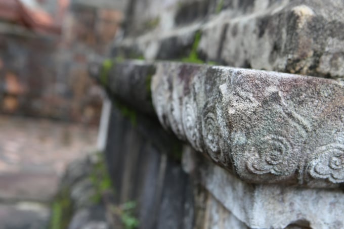 Điểm đặc biệt là toàn bộ ngôi tháp được tạo ghép bằng những phiến đá màu gan gà. Các phiến đá được ghép phẳng, vuông thành sắc cạnh, khi ghép vào nhau kết liền không có vữa lót kết dính.