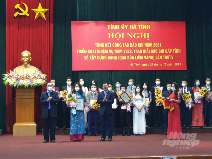 Lãnh đạo tỉnh Hà Tĩnh trao giải B cho tác giả đạt giải. Ảnh: Thanh Nga.
