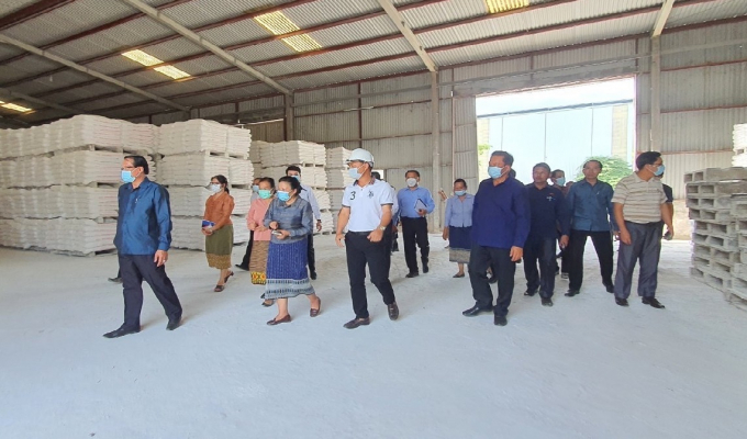 Phó Chủ tịch Quốc hội Lào ghi nhận, giá cao những đóng góp của công ty cho ngân địa phương và giải quyết việc làm cho người Lào.