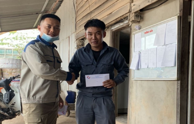 Ông Nguyễn Mạnh Hùng khen thưởng đột xuất cho công nhân hoàn thành xuất sắc nhiệm vụ được giao.