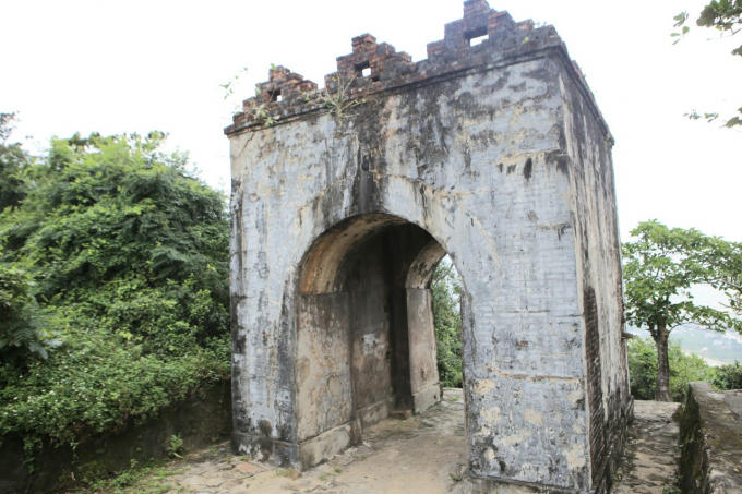 hoanh-son-quan-14-095223_614.jpg 'Cổng trời' được xây từ gạch, đá; cao hơn 4 mét.