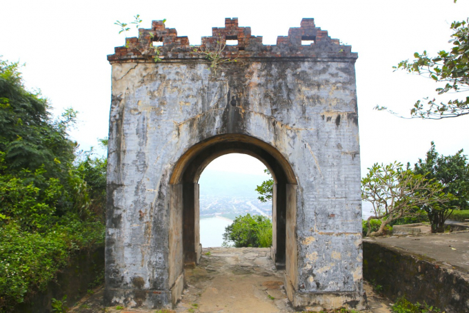 hoanh-son-quan-6-095209_681.jpg Sở dĩ người dân địa phương gọi di tích trên là 'cổng trời', bởi đây là điểm cao nhất của vùng đất này. Họ quan niệm lên đến Hoành Sơn Quan là có thể chạm tay đến bầu trời.