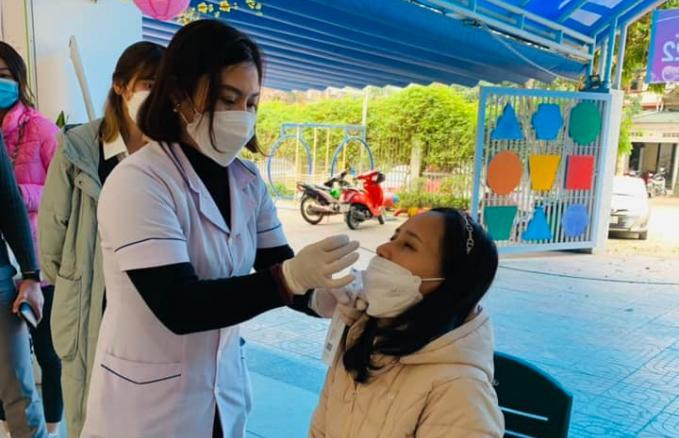 Để đảm bảo an toàn cho học sinh, các trường học trên địa bàn TP Hà Tĩnh tổ chức test Covid-19 trước khi giáo viên trở lại lớp.