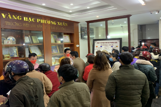 bat-chap-dich-benh-dan-ha-tinh-chen-nhau-mua-vang-ngay-via-than-tai-120927_182.jpg Tại các tiệm vàng như Phương Xuân, Mai Xuân, Việt Hà, Kiều Ngọc … rất đông người dân đến chen chúc để mua vàng. Nhiều người cho biết, họ mua vàng với tâm lý để cầu tài lộc, may mắn, hy vọng gia đình sẽ có một năm gặp nhiều may mắn, làm ăn thuận lợi.