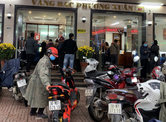 z3170819961217_22769067789be49d40db9cb520c99466-115035_771.jpg Thời tiết Hà Tĩnh có mưa nên nhiều người mang cả áo mưa để vào mua vàng.