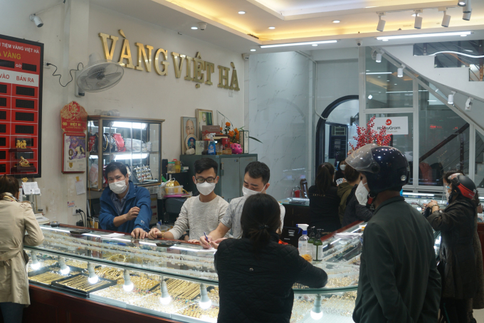 z3170962484583_54b56111ad5cc45c5370836eaee7a7f0-115038_937.jpg Để đáp ứng nhu cầu của khách hàng tăng cao bất thường, nhiều tiệm vàng đã phải tăng cường thêm nhân viên hướng dẫn, đứng bán và trông xe.