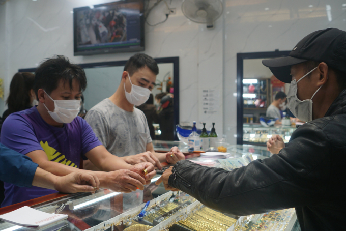 z3170962493676_dc96736e272c1839c4844356ba20c841-115041_313.jpg Các mặt hàng được người dân chọn mua nhiều là nhẫn tròn, nhẫn kim tiền, lắc tay, dây chuyền, vàng miếng hình ông Thần Tài.