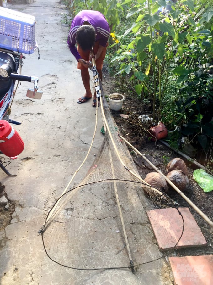 Dơi có đặc điểm hoạt động về đêm. Chúng bay đến các khu vườn săn bắt muỗi và ăn trái. Dơi sen ăn tạp, tụ tập bầy đàn. Cứ vào mùa vụ, dân quê thường rủ nhau bắt dơi thịt ăn mà không lường đến những tác hại có thể xảy ra.