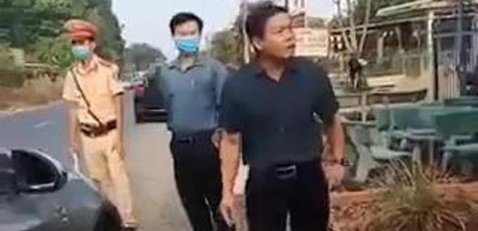 Mặc dù đã được can ngăn, nhưng ông Thanh vẫn chưa nguôi bực tức. Ảnh: Cắt từ clip.