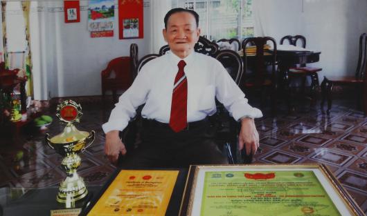 Ông Mạc Văn Nghiêm - Bảy Gáo, người chế ra loại rượu sim nỏi tiếng. Ảnh: Thái Sinh.