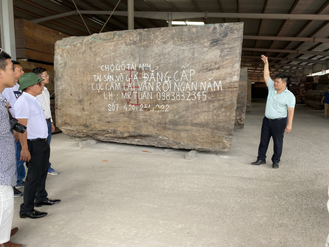 toi-khat-khao-nang-tam-san-pham-go-truyen-thong-cua-nguoi-viet-170547_20200701_550.jpg Gỗ châu Phi được doanh nhân Hà Tuấn Anh đưa về nước thông qua các hợp đồng đổi công trình lấy tài nguyên. Ảnh: Đinh Mười.