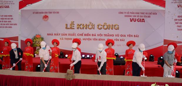 Lãnh đạo tỉnh Yên Bái và Cty thực hiện nghi lễ động thổ. Ảnh: Thái Sinh.