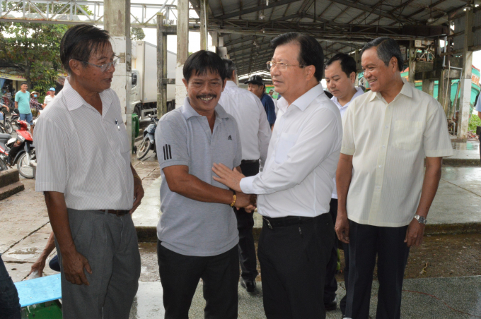 Phó Thủ tướng Trịnh Đình Dũng hỏi thăm, động viên ngư dân tại cảng cá Tắc Cậu (huyện Châu Thành, Kiên Giang) và nhắc nhở không được khai thác bất hợp pháp. Ảnh: Đào Chánh.