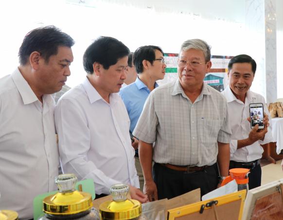 Thứ trưởng Lê Quốc Doanh thăm các gian hàng trưng bày sản phẩm cà phê tại hội nghị. Ảnh: Tuấn Anh.