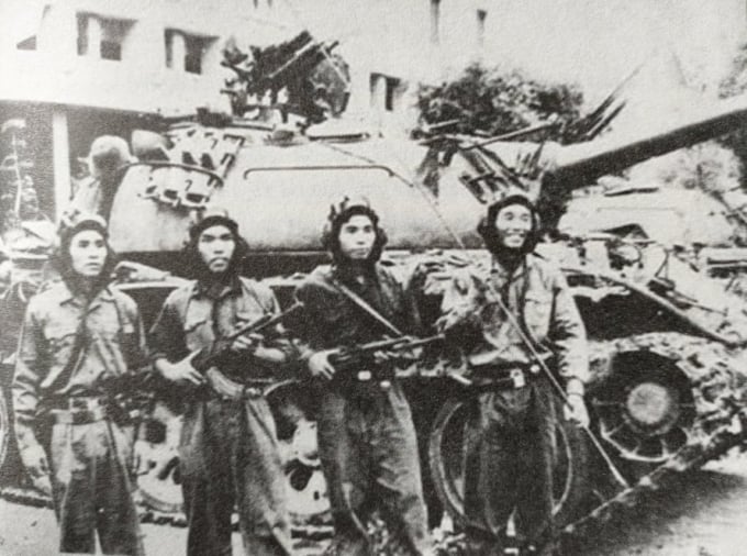 bui-quang-than--vu-dang-toan-061227_73.jpg Đại đội trưởng Bùi Quang Thận, Chính trị viên Vũ Đăng Toàn trong dinh Độc Lập 30/4/1975. Ảnh: Tư liệu.