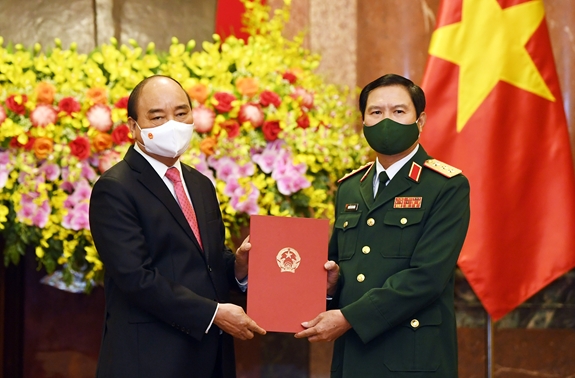 thuong-tuong-nguyen-tan-cuong-tong-lam-tham-muu-truong-quan-doi-nhan-dan-viet-nam-113729_20210603_319.jpg Chủ tịch nước Nguyễn Xuân Phúc trao Quyết định bổ nhiệm Thượng tướng Nguyễn Tân Cương giữ chức Tổng Tham mưu trưởng Quân đội nhân dân Việt Nam. Ảnh: VGP.