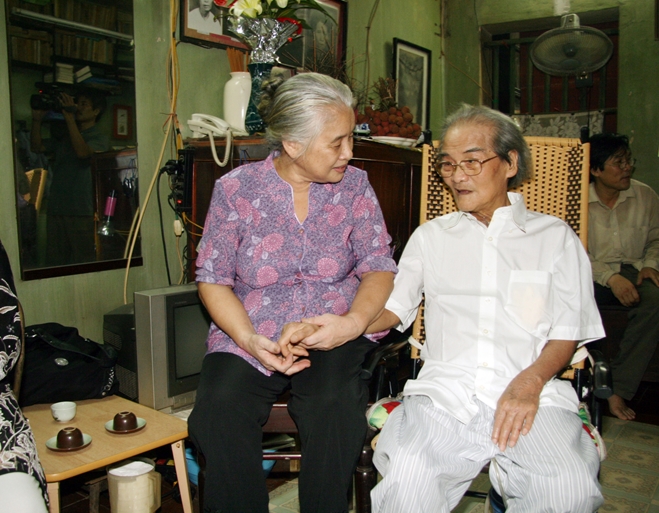 nha-van-anh-hung-lao-dong-son-tung-quen-minh-cho-nhung-trang-van-114120_20210725_579.jpg Nhà văn Sơn Tùng và vợ - bà Phan Hồng Mai.