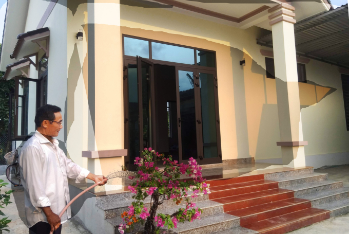 Nhờ làm lúa hữu cơ, nông dân xây được nhà khang trang. Ảnh: CĐ.