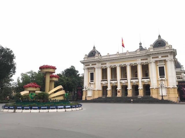 Hôm nay (1/4), ngày đầu tiên thực hiện Chỉ thị 16 của Thủ tướng, nhiều tuyến đường của Hà Nội vắng bóng phương tiện di chuyển.