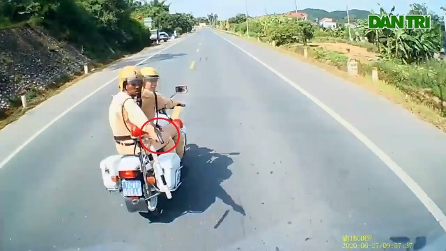 Sau khi ra hiệu lệnh dừng xe tải, tài xế chiếc xe không những không dừng lại mà tiếp tục tăng ga bỏ chạy, lực lượng CSGT phải rút súng đạn cao su để trấn áp.