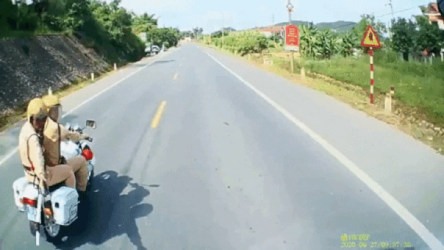 Hình ảnh, lực lượng CSGT rút súng đạn cao su để trấn áp tài xế xe tải vi phạm.