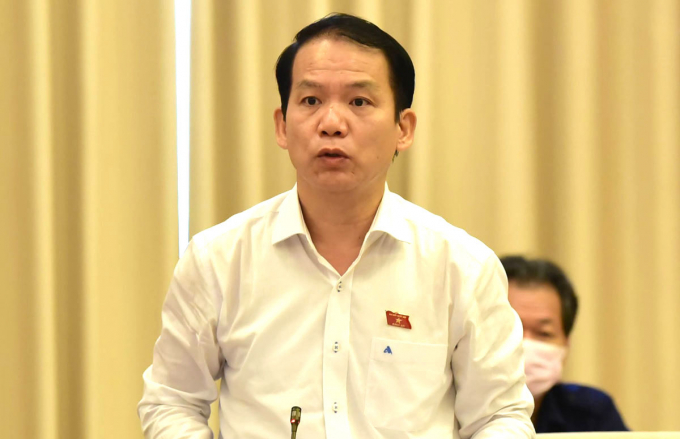Chủ nhiệm Uỷ ban Pháp luật của Quốc hội Hoàng Thanh Tùng báo cáo những vấn đề lớn cần xin ý kiến của dự án Luật Cư trú sửa đổi, sáng 10/8. Ảnh: Hải Ninh
