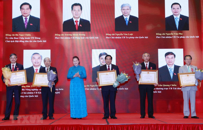Chủ tịch Quốc hội Nguyễn Thị Kim Ngân trao tặng Huân chương Lao động hạng Nhì cho 7 cá nhân, gồm: Ủy viên Trung ương Đảng, Chủ tịch Hội đồng Dân tộc Hà Ngọc Chiến; Phó Chủ nhiệm Ủy ban Pháp luật Trương Minh Hoàng; Phó Chủ nhiệm Ủy ban Tư pháp Nguyễn Văn Luật; Phó Chủ nhiệm Ủy ban Tư pháp Nguyễn Văn Pha; Thứ trưởng Bộ NN-PTNT, nguyên Phó Chủ nhiệm Ủy ban Khoa học, Công nghệ và Môi trường Phùng Đức Tiến; Phó Chủ nhiệm Ủy ban Đối ngoại Nguyễn Sỹ Cương; Ủy viên Thường trực Ủy ban Tài chính - Ngân sách Trần Quang Chiểu.