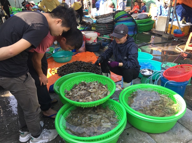 Tôm nuôi đảm bảo ATTP được bày bán tại các chợ Hạ Long.